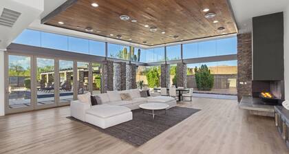 WHISPERING WIND– NEW Luxury Scottsdale Villa w/ Beach Entry Pool, Hot Tub, Games & More