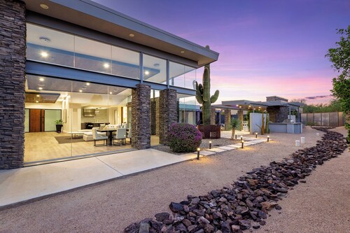 WHISPERING WIND– NEW Luxury Scottsdale Villa w/ Beach Entry Pool, Hot Tub, Games & More