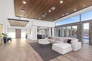 TV connectée, cheminée, chaßne hi-fi