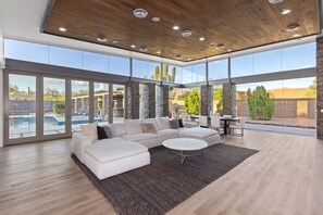 TV connectée, cheminée, chaîne hi-fi