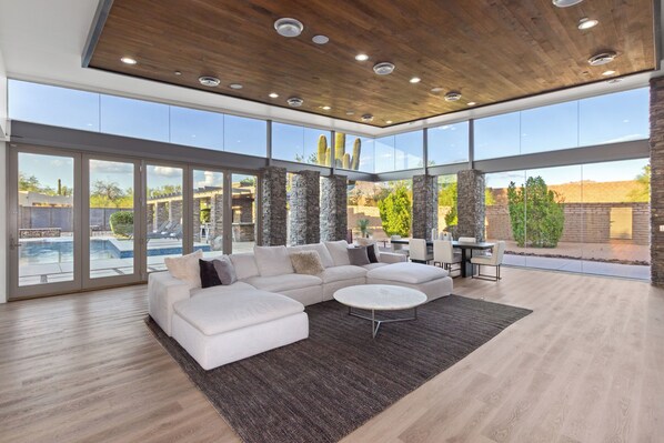 TV connectée, cheminée, chaßne hi-fi