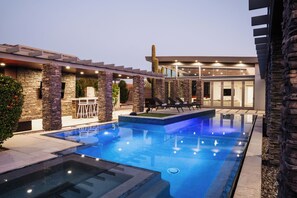 A heated pool - WHISPERING WIND– NEW Luxury Scottsdale Villa w/ Beach Entry Pool, Hot Tub, Games & More (Scottsdale)