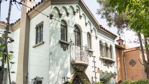A white building with ornate balconies and a wrought iron gate. - Historic Condesa Mansion • Spacious Private Home for Families & Groups (Ciudad de México)