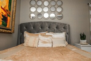 3 habitaciones, tabla de planchar con plancha, internet y ropa de cama 