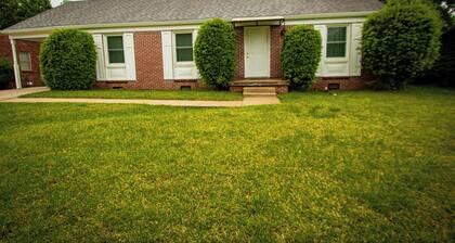 3-bedroom chalet in charming Little Rock with AC