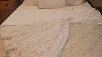 3 bedrooms, desk, iron/ironing board, free WiFi