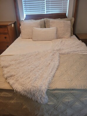 3 bedrooms, desk, iron/ironing board, free WiFi