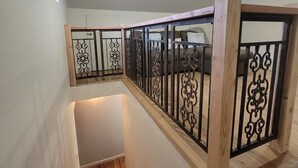 Eine Treppe mit Holzboden und einer weißen Wand.