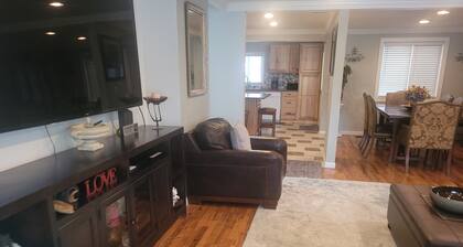 Mountain Vista, Cozy Home, 5 minutes to attractions