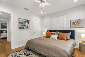 Maison, plusieurs lits, accès piscine, vue piscine (Pool House Oasis) | 2 chambres, décoration personnalisée, ameublement personnalisé