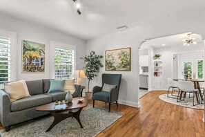 Maison, Plusieurs lits, accès à la piscine, vue sur la piscine (Pool House Oasis) | Aire de séjour | Téléviseur à écran plat de 42 po avec télévision numérique