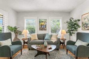 Maison, Plusieurs lits, accès à la piscine, vue sur la piscine (Pool House Oasis) | Aire de séjour | Téléviseur à écran plat de 42 po avec télévision numérique