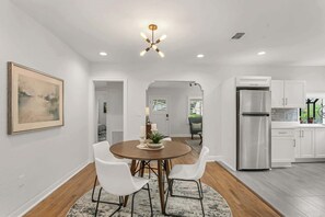 Maison, plusieurs lits, accès piscine, vue piscine (Pool House Oasis) | Restauration