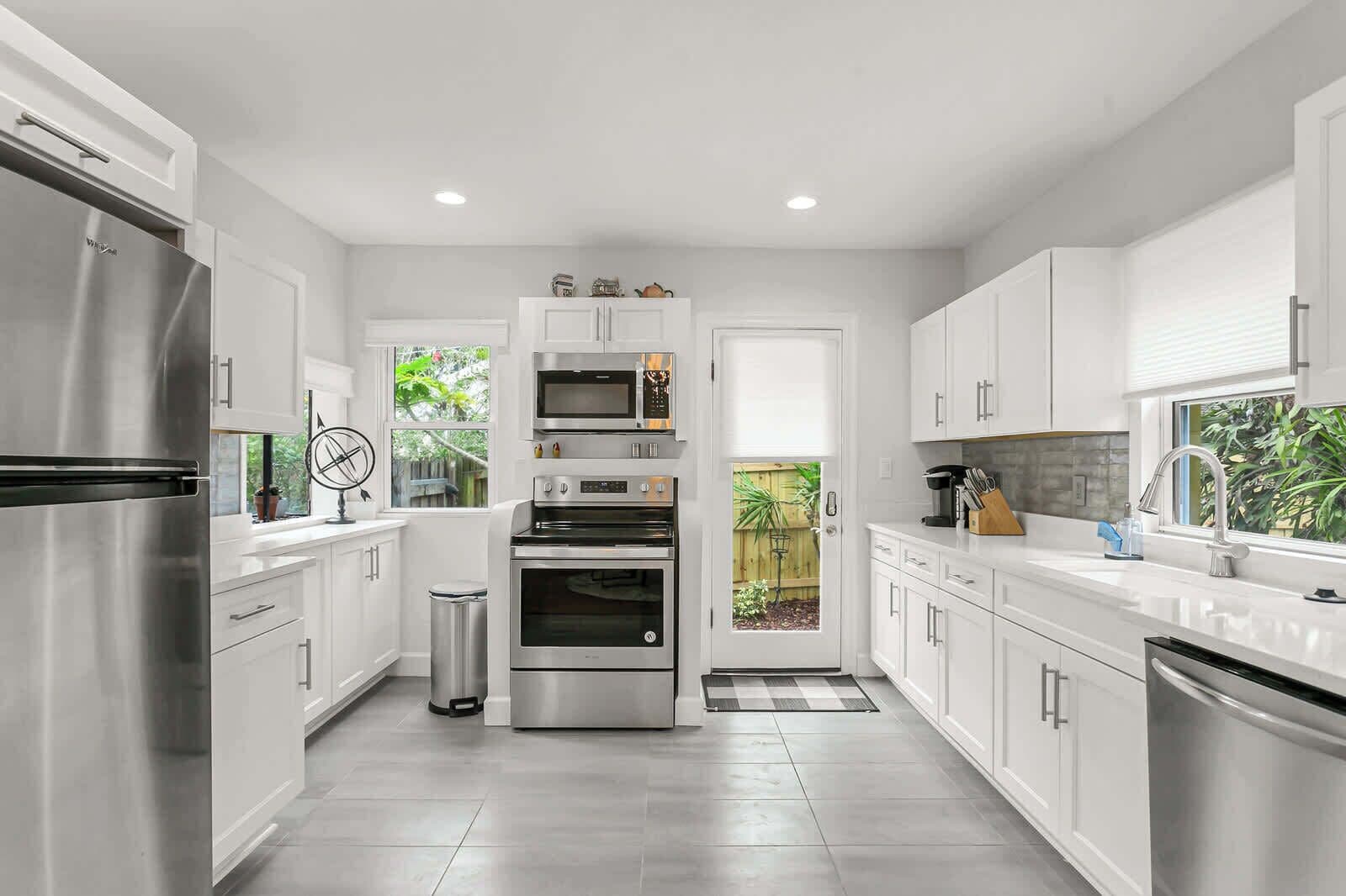 獨棟房屋, 多張床, 可使用泳池, 泳池景觀 (Pool House Oasis) | 私人廚房 | 電冰箱、微波爐、烤箱、爐台