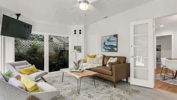 Hus - flere senge - adgang til pool - udsigt til pool (Pool House Oasis) | Opholdsområde | 42-tommers fladskærms-tv med digitale kanaler