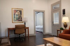 Nhà, nhiều giường, sân hiên, quang cảnh vườn (Division Ave East Lake Update) | Nội thất