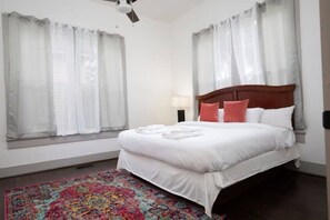 Ferienhaus, Mehrere Betten, Terrasse, Gartenblick (Division Ave East Lake Update) | 3 Schlafzimmer, individuell dekoriert, individuell eingerichtet