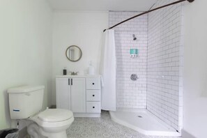 Casa, várias camas, varanda, vista para o jardim (Division Ave East Lake Update) | Banheiro | Produtos de toalete de grife, toalhas de banho