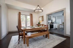 Nhà, nhiều giường, sân hiên, quang cảnh vườn (Division Ave East Lake Update) | Khu ăn uống