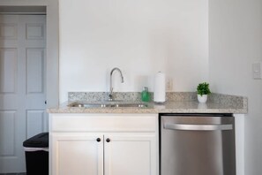 Nhà, nhiều giường, sân hiên, quang cảnh vườn (Division Ave East Lake Update) | Nội thất