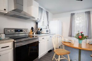 Ferienhaus, Mehrere Betten, Terrasse, Gartenblick (Division Ave East Lake Update) | Eigene Küche | Wasserkocher mit Kaffee-/Teezubehör