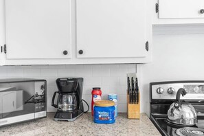 House, 1 King Bed with Sofa bed, Patio, Garden View (12th Ave The Bricks - Unit 5) | Private kitchen