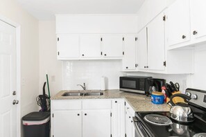 Casa, 1 cama de matrimonio grande con sofá cama, patio (12th Ave The Bricks - Unit 5) | Cocina privada | Frigorífico, microondas, horno y placa de cocina