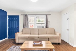Casa, 1 cama de matrimonio grande con sofá cama, patio (12th Ave The Bricks - Unit 5) | Zona de estar | Una televisión