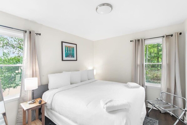 House, 1 King Bed with Sofa bed, Patio, Garden View (12th Ave The Bricks - Unit 5)