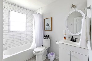 Nhà, nhiều giường, sân hiên, quang cảnh vườn (37th Street Bungalow) | Phòng tắm | Đồ dùng nhà tắm được thiết kế riêng