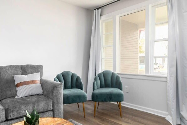 Maison, plusieurs lits, patio, vue jardin (37th Street Bungalow) | Coin séjour