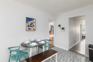 Nhà, nhiều giường, sân hiên, quang cảnh vườn (37th Street Bungalow) | Khu ăn uống