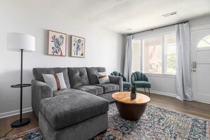 ハウス ベッド (複数台) パティオ ガーデンビュー (37th Street Bungalow) | リビング エリア