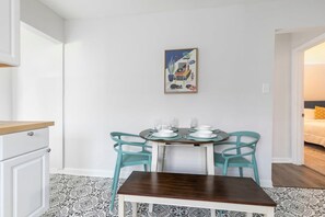 ハウス ベッド (複数台) パティオ ガーデンビュー (37th Street Bungalow) | 4 室のベッドルーム、客室ごとに異なる装飾、客室ごとに異なるインテリア、ベッドシーツ