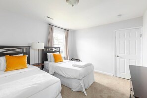 Ferienhaus, Mehrere Betten, Terrasse, Gartenblick (37th Street Bungalow) | 4 Schlafzimmer, kostenloses WLAN