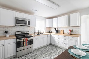 Ferienhaus, Mehrere Betten, Terrasse, Gartenblick (37th Street Bungalow) | Eigene Küche | Kühlschrank, Mikrowelle, Ofen, Herdplatte