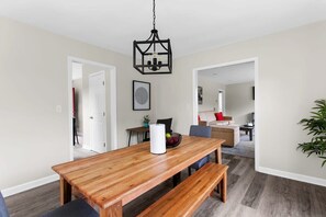 Hus, flere senger, terrasse, hageutsikt (Dugan Ave Dugout - Unit A) | 3 soverom, individuelt dekorert, individuelt innredet og sengetøy