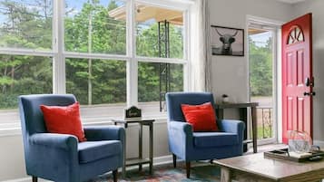 House, Multiple Beds, Patio, Garden View (Dugan Ave Dugout - Unit A) | Living area