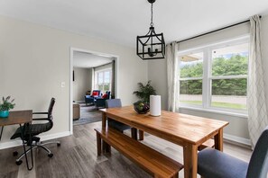 Casa, letti multipli, patio, vista giardino (Dugan Ave Dugout - Unit A) | 3 camere, con stile personalizzato, con arredamento individuale