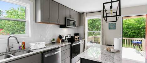 Maison, Plusieurs lits, patio, vue sur le jardin (Dugan Ave Dugout - Unit A) | Cuisine privée | CafetiÚre-théiÚre
