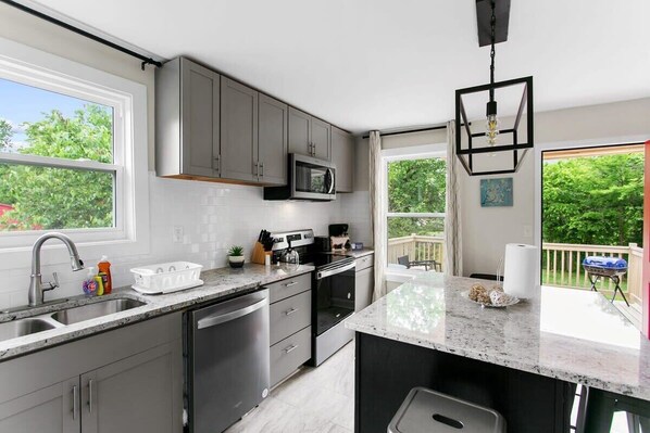 Casa, letti multipli, patio, vista giardino (Dugan Ave Dugout - Unit A) | Cucina privata | Macchina per tè/caffè