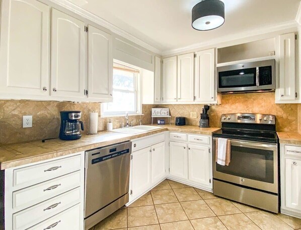 House, Multiple Beds, Patio, Garden View (Cardinal Aerie) | Private kitchen | Fridge, microwave, oven, stovetop