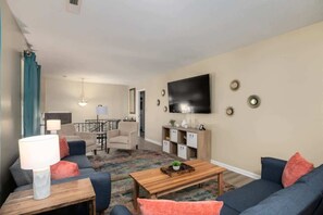 Talo, useita sänkyjä, pääsy uima-altaalle, näköala uima-altaalle (Monterey Drive Maison) | Oleskelualue