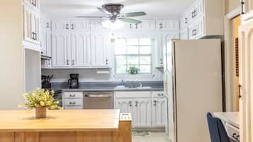 House, Multiple Beds, Pool Access, Pool View (Monterey Drive Maison) | Private kitchen