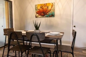 4 bedrooms, individually decorated, individually furnished, bed sheets - Oak Glen Huntsville Rambler Retreat (Huntsville)