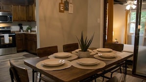 Rumah, Beberapa Tempat Tidur, patio, pemandangan kebun (Oak Glen Huntsville Rambler Retreat)