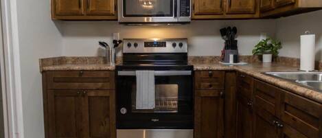 House, Multiple Beds, Patio, Garden View (Oak Glen Huntsville Rambler Retreat) | Private kitchen | Coffee/tea maker