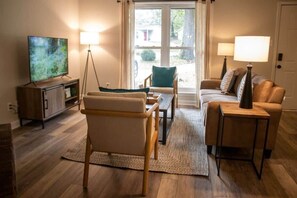 House, Multiple Beds, Patio, Garden View (Oak Glen Huntsville Rambler Retreat) | Living area