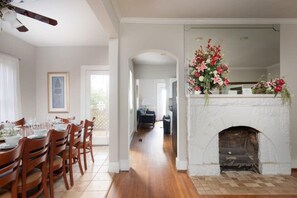 Casa, várias camas, varanda, vista para o jardim (Arlington Crescent Revival ) | Opções para refeição