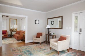 Casa, varias camas, patio, vistas al jardín (Arlington Crescent Revival ) | Zona de estar | Una chimenea